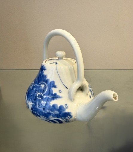 Japonais : théière en porcelaine bleu blanc ornée d un dragon et de nuages Fours Hirado Japon
Meiji period 1868/1912