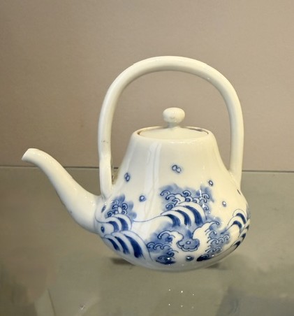 Japonais : théière en porcelaine bleu blanc ornée d un dragon et de nuages Fours Hirado Japon
Meiji period 1868/1912