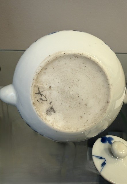 Japonais : théière en porcelaine bleu blanc ornée d un dragon et de nuages Fours Hirado Japon
Meiji period 1868/1912