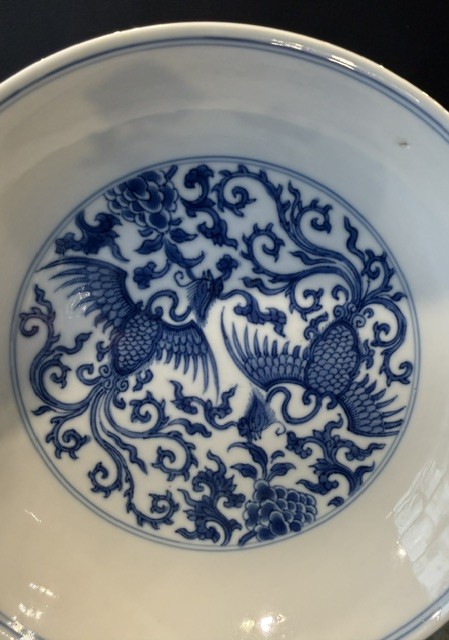 Bleu-Blanc : Petite coupe en porcelaine bleu-blanc à décor central de deux Phénix  Marque Chenghua  Chine vers 1720/25 