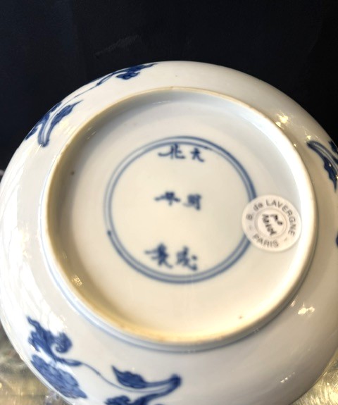 Bleu-Blanc : Petite coupe en porcelaine bleu-blanc à décor central de deux Phénix  Marque Chenghua  Chine vers 1720/25 