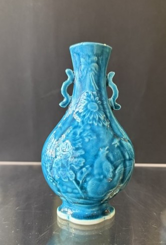 Blue White : Small vase in turquoise biscuit, ribbed and molded with birds and flowers, China, period Kangxi 1662/1722