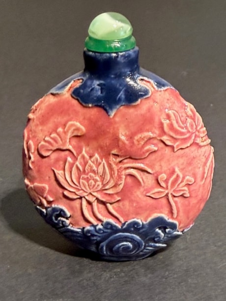 Snuff Bottles : Snuff bottle porcelain molded with bird and lotus on each face - 1890/1920