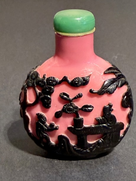 Snuff Bottles : Snuff bottle glass overlay pink and black - China 19th century