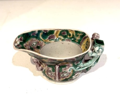 Polychrome : Bowl of libatory biscuit decorated with "shi" dragons and masks and prunus flowers in enamels from the Famille Verte China period Kangxi 1662/1722
