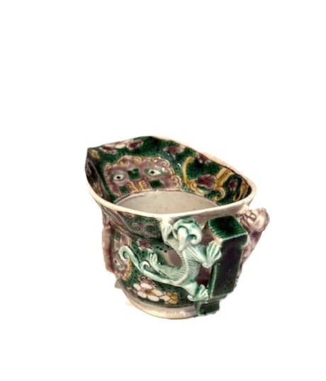 Polychrome : Bowl of libatory biscuit decorated with "shi" dragons and masks and prunus flowers in enamels from the Famille Verte China period Kangxi 1662/1722