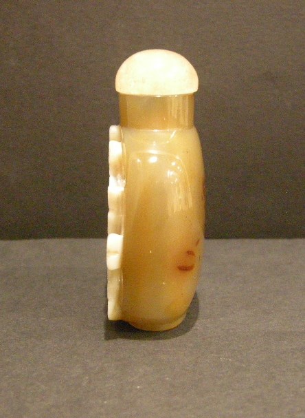 Snuff Bottles : snuff bottle agate sculpted in the white color with birds and flowers 
1800/1850